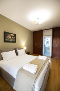 sypialnia z 2 łóżkami i białymi poduszkami w obiekcie AKAKIA VILLA NAFPLIO w Nauplionie