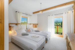 1 Schlafzimmer mit 2 Betten und einem großen Fenster in der Unterkunft Rent like home - Willa Zoniówka in Zakopane