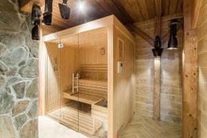 eine Sauna mit Glaswand in einem Holzhaus in der Unterkunft Rent like home - Willa Zoniówka in Zakopane