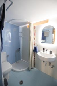y baño con ducha, aseo y lavamanos. en AKAKIA VILLA NAFPLIO en Nauplia