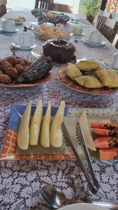 Pousada Ribeirinha في ساو جوزيه دا بارا: طاولة عليها أطباق من الطعام