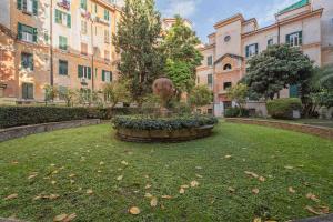 una estatua en medio de un parque con edificios en Casa Blu Testaccio en Roma