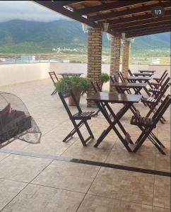 een groep picknicktafels en stoelen op een patio bij Seller Hotel in Sobral