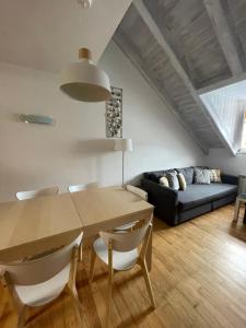 ein Wohnzimmer mit einem Tisch und einem Sofa in der Unterkunft Apartamento Pinos Blancos in Benasque