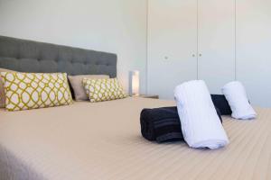 Postel nebo postele na pokoji v ubytování Mosteiros Beach House