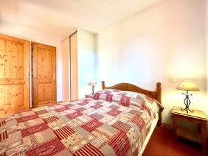 Appartement 3 pièces avec piscine et parking au centre du village - FR-1-505-198 في نوتر دام دو بيلكومبيه: غرفة نوم بها سرير وطاولة ومصباح +10 صور