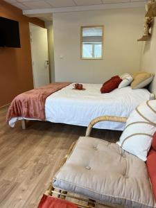 um quarto com duas camas e uma cadeira em Appartement : Le Portel em Le Portel