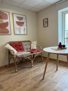 uma sala de estar com um sofá e uma mesa em Appartement : Le Portel em Le Portel