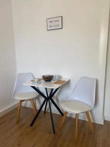 two chairs and a table with a bowl on it at Gemütliche und charmante Ferienwohnung in der schönen Rattenfängerstadt Hameln in Hameln +2 photos