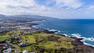 una vista aérea del océano y de la ciudad en Santana Beach House, en Ribeira Grande