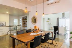 una sala da pranzo con tavolo e sedie in legno di Santana Beach House a Ribeira Grande