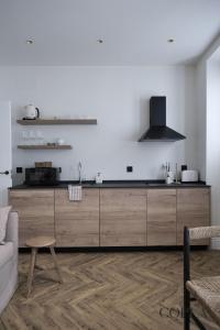 a kitchen with a large wooden island in a living room at Elegante Apartamento para 4 pax cerca de la Plaza de España in Seville