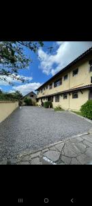 an empty driveway in front of a building at Apartamento no centro in Canela