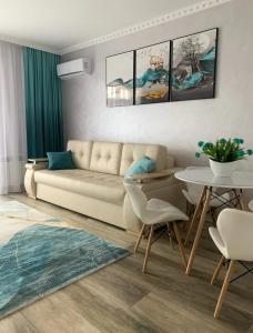 uma sala de estar com um sofá e uma mesa em Mint Apartment Солнечное Закарпатье em Polyana