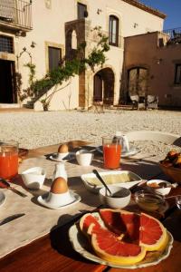 une table avec de la nourriture au-dessus d'une table dans l'établissement Farm stay La Frescura Agriturismo, à Syracuse