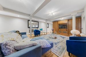 - un salon avec un canapé bleu et des fauteuils bleus dans l'établissement ULTRA MASSIVE House by HYDE PARK, à Londres