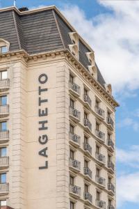 a hotel sign on the side of a building at Hotel Laghetto Villa Moura in Rio Grande