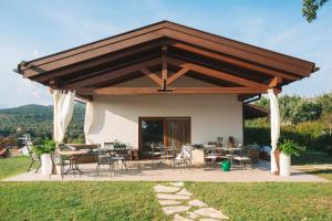 un pabellón con mesas y sillas en un patio en Agriturismo Podere Ristella - Wine&Food, en Montemassi