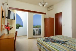 普拉基亞斯的住宿－利比亞酒店，卧室配有一张床,享有桌子的景色