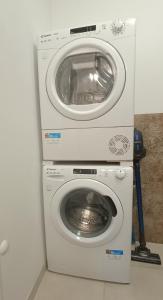 Waschmaschine und Trockner mit Waschmaschine in der Unterkunft Blue Apartament & Office Kudowa-Zdrój in Kudowa-Zdrój