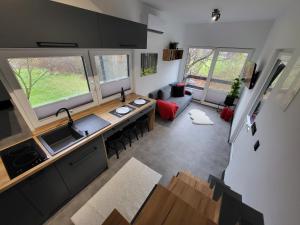 eine Luftansicht auf eine Küche und ein Wohnzimmer in der Unterkunft BLACK & WHITE HOUSES in Niedzica