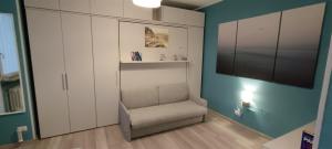 庫尼奧的住宿－L'alloggetto sul Corso，客厅配有椅子和电视