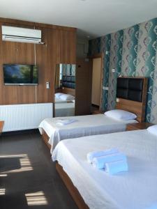 Een bed of bedden in een kamer bij Bayraktar Hotel