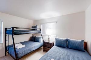 una camera con 2 letti a castello e un letto di Canal Carnival a Sebring