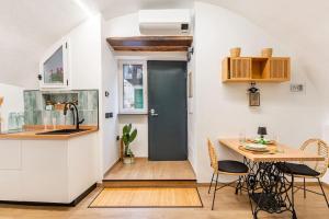 a kitchen and dining room with a door and a table at Varriale house ecogreen in Naples