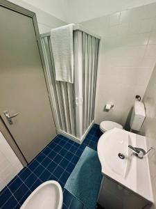 łazienka z prysznicem, toaletą i umywalką w obiekcie Residence Sunbeam w mieście Leporano Marina