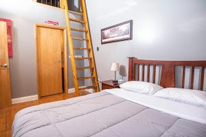 een slaapkamer met een bed en een ladder erin bij Georgia Street 4 Bedroom Condo Downtown!! in Indianapolis