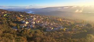 Vue aérienne d'une petite ville sur une colline dans l'établissement El Mirador de Teo, à Alocén