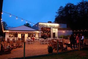 מסעדה או מקום אחר לאכול בו ב-The Cottage @ Afton Mountain- Close to Wineries!