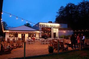 grupa ludzi stojących przed restauracją w obiekcie The Cottage @ Afton Mountain- Close to Wineries! w mieście Afton