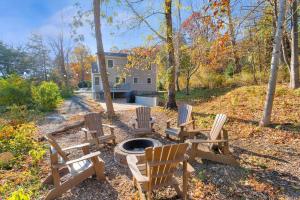 grupa krzeseł siedzących przed domem w obiekcie The Cottage @ Afton Mountain- Close to Wineries! w mieście Afton