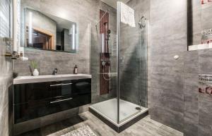 een badkamer met een glazen douche en een wastafel bij Rent like home - Gwiaździsta 10 in Wrocław