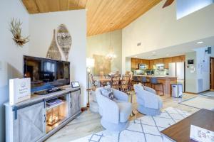 ein Wohnzimmer mit einem Flachbild-TV und Stühlen in der Unterkunft Stunning Sapphire Valley Resort Townhome with Perks! in Sapphire