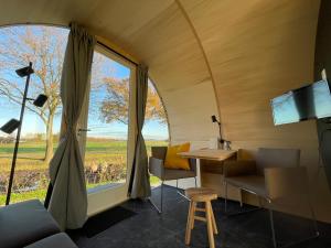 TV a/nebo společenská místnost v ubytování Eco-lodge locatie Dalfsen