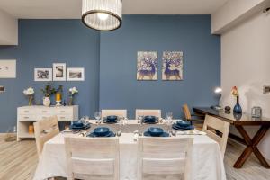Restaurace v ubytování Maison Privee - Serene & Luxury Retreat in the Heart of JBR Beach