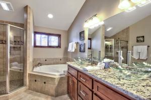 Et badeværelse på Conifer Chalet + 23 billeder