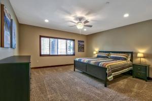 - une chambre avec un lit et un ventilateur de plafond dans l'établissement Conifer Chalet, à South Lake Tahoe