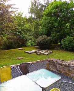 una bañera de hidromasaje en una mesa en un patio en Les Apparts du Vignal de Cheyrac en Polignac