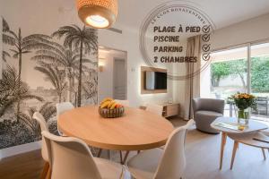 a dining room with a table and chairs at Eté sans Fin St Tropez VII in Saint-Tropez