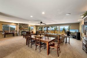 TV a/nebo společenská místnost v ubytování Tudor Lodge