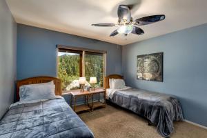 Postel nebo postele na pokoji v ubytování Tudor Lodge