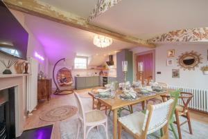 comedor con mesa y sillas en Teller’s Secret Loft House - 2 Bedroom Apartment in Central Bristol by Mint Stays en Bristol
