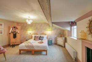 1 dormitorio con 1 cama y chimenea en Teller’s Secret Loft House - 2 Bedroom Apartment in Central Bristol by Mint Stays en Bristol