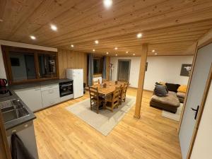 a kitchen and dining room with a table and a couch at Magnifique appartement rénové in Seytroux