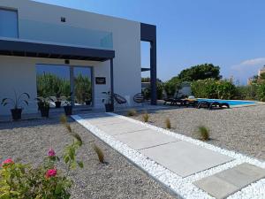 a villa with a swimming pool and a house at Casa di Rea Sanfilippo in Soroni