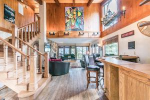 uma cozinha e sala de estar com pisos de madeira e escadas em Lilac Lodge at Skyland em Zephyr Cove